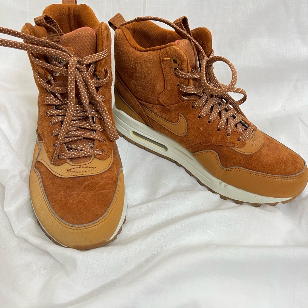 Nike Women's Brown and Tan Sneakers